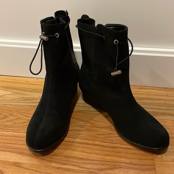 Taryn Rose Shoes - 🎉HP🎉NWOT Black Suede Booties